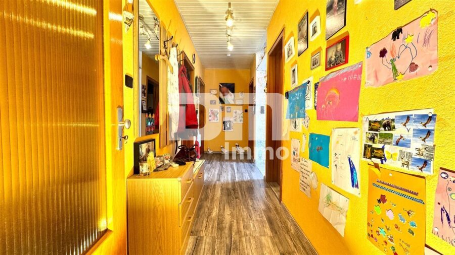 Schönes 1 - 2 Familienhaus mit riesigem Grundstück, Doppelgarage und umfangreichen Nutzflächen - EG Flur / Diele WE1